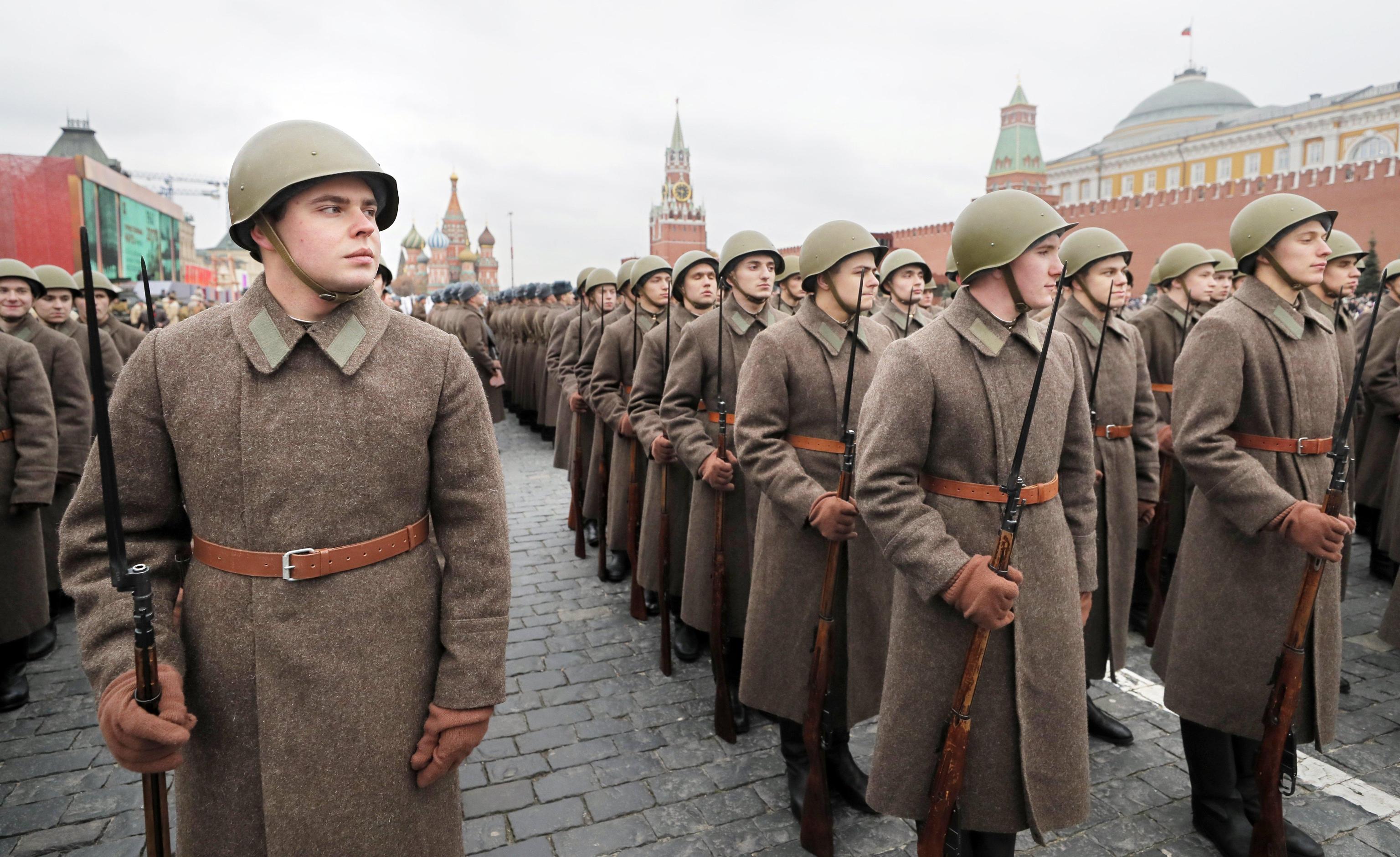 Giovani soldati in formazione accanto alle mura del Cremlino
