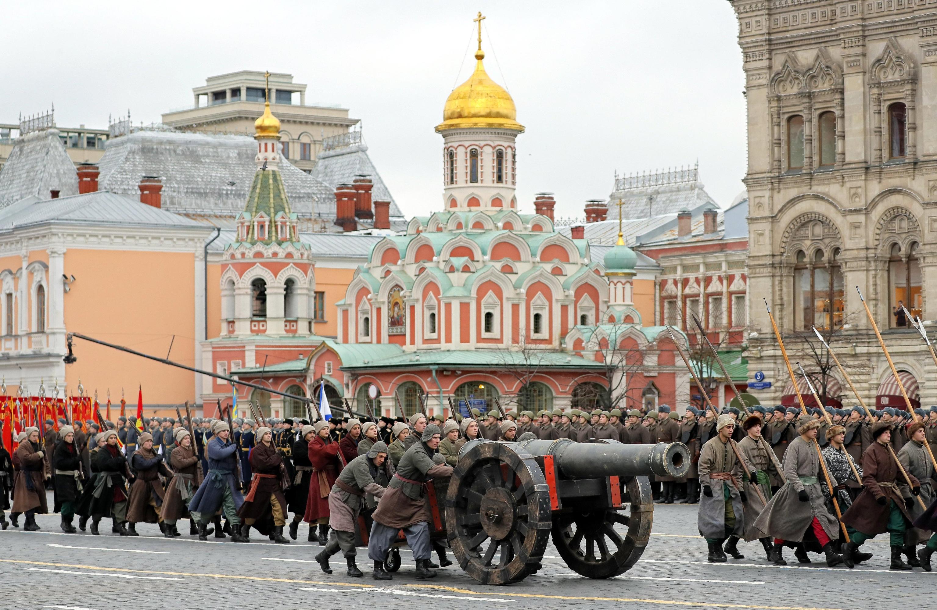 Soldati trasportano un pezzo di artiglieria