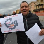 il corteo ha ricevuto la solidarietà della comunità San Benedetto al Porto solidali con gli operai dell'Ilva