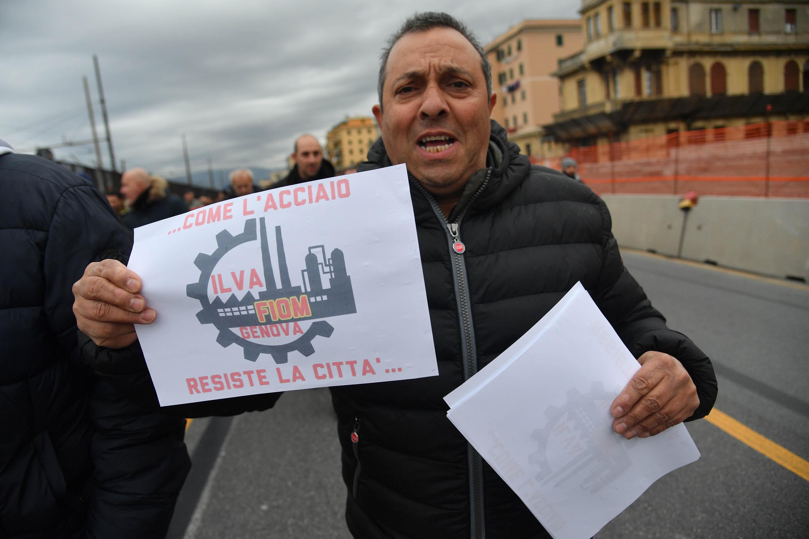 il corteo ha ricevuto la solidarietà della comunità San Benedetto al Porto solidali con gli operai dell'Ilva