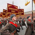Stendardi militari indicano i reparti storici di appartenenza, si noti il celebre mitra in dotazione all'Armata Rossa, il PPSh-41