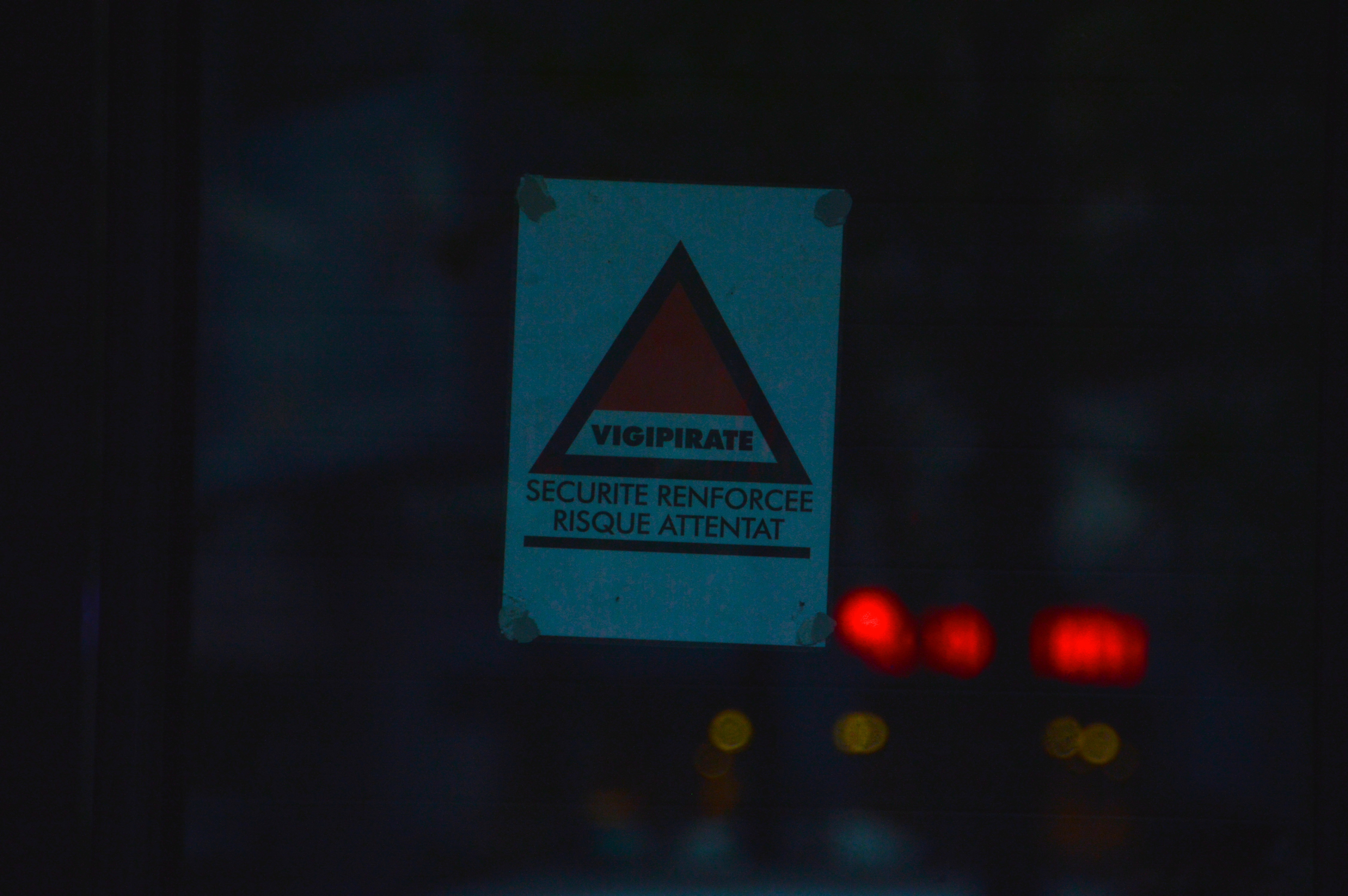 Sui vetri dell'entrata leggiamo "sicurezza rinforzata per rischio attentato". Il locale dopo la riapertura del 2016 è costantemente vigilato dalla polizia