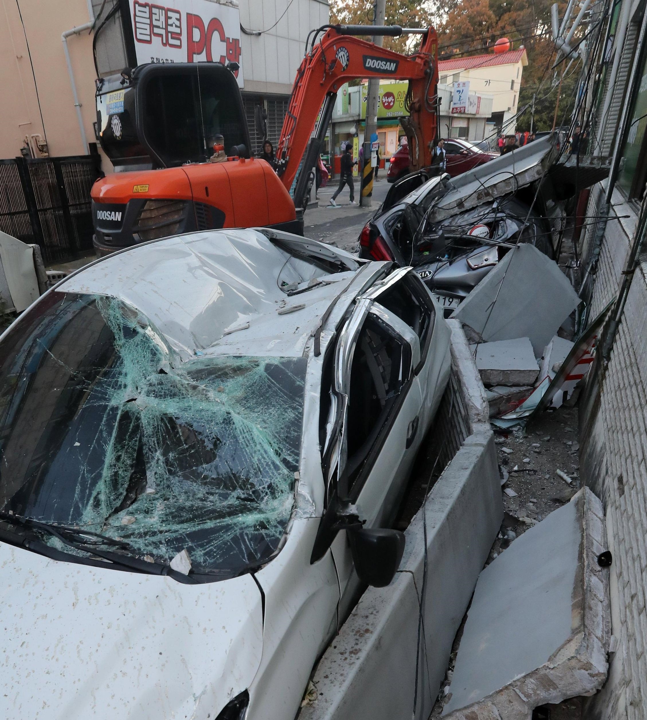 Altre auto danneggiate dai detriti Altre auto danneggiate dai detriti