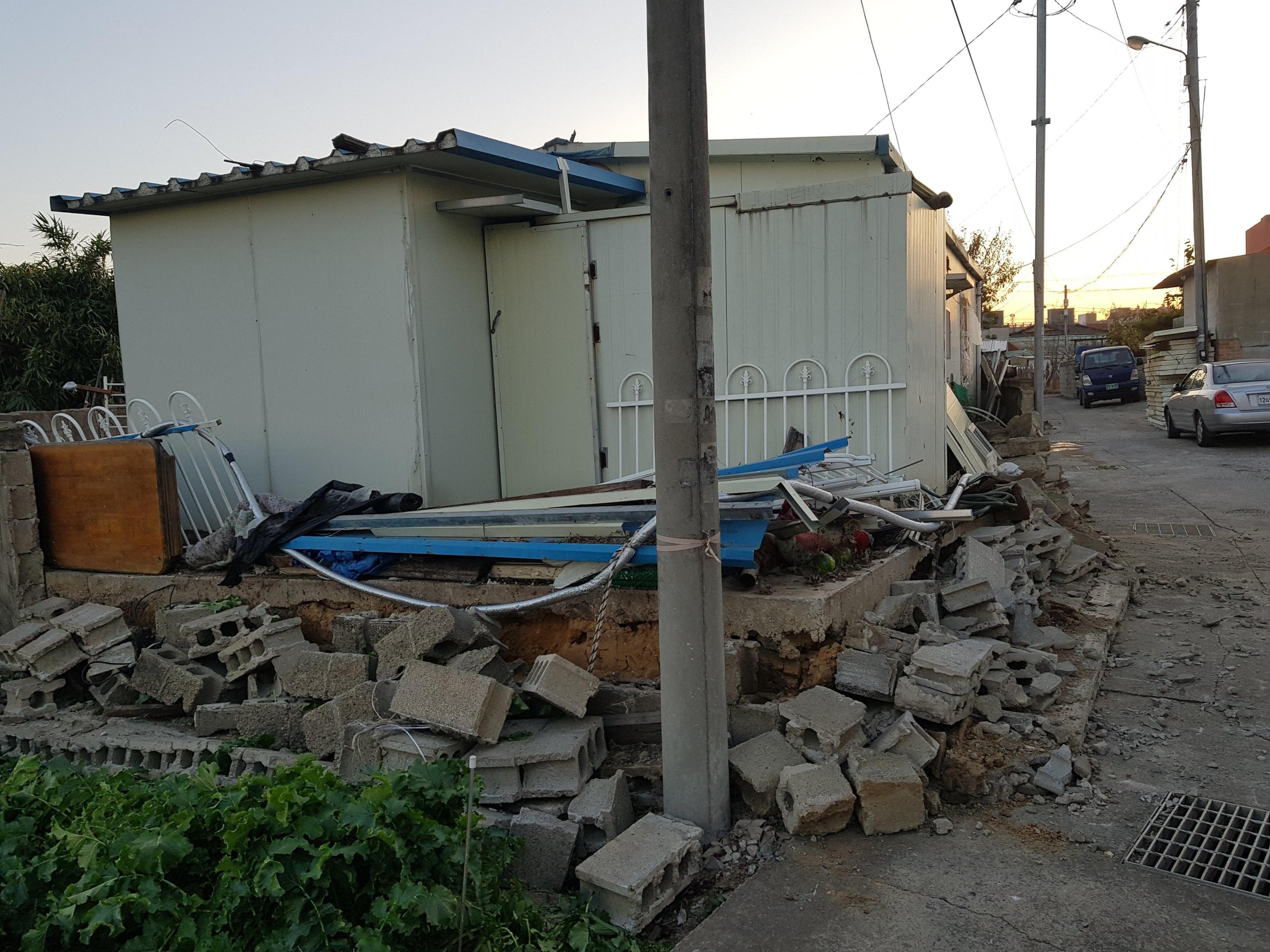Una casa distrutta dopo il terremoto