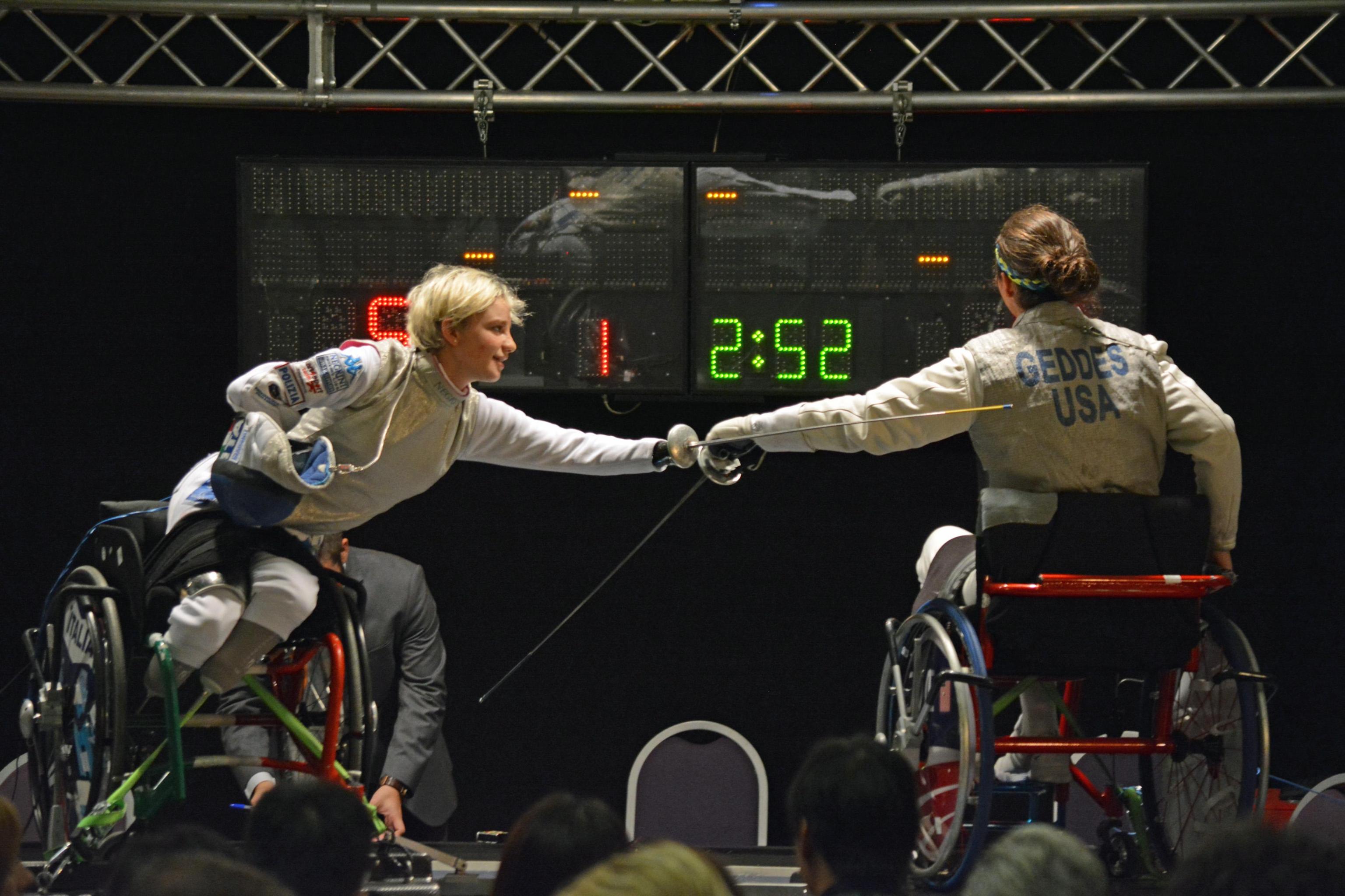 Bebe Vio ( sx) durante la finale contro la russa Viktoria Boykova