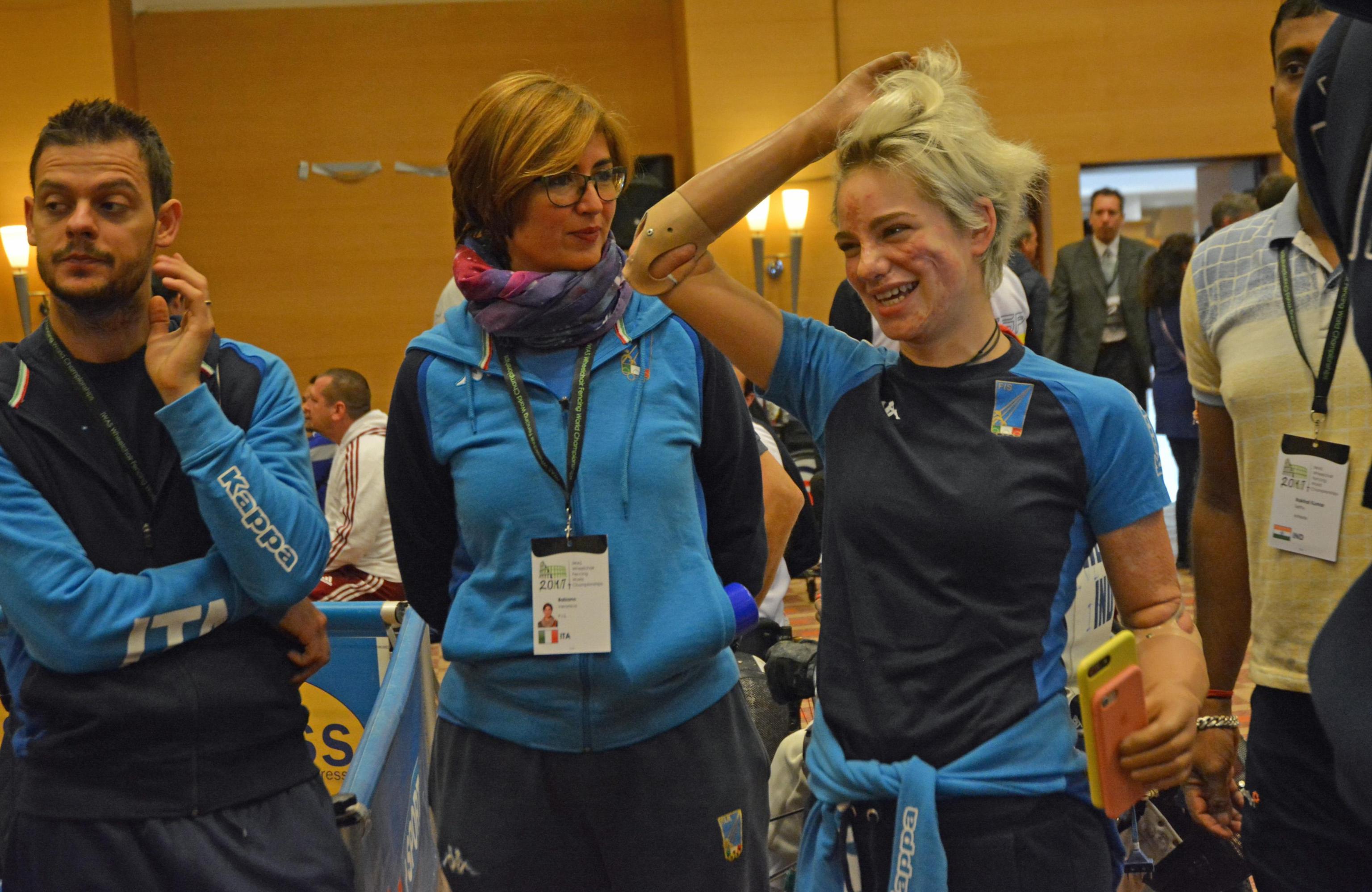 Bebe Vio con alcuni compagni all'aeroporto di Fiumicino, nella seconda giornata dei Campionati del Mondo di scherma paraolimpica