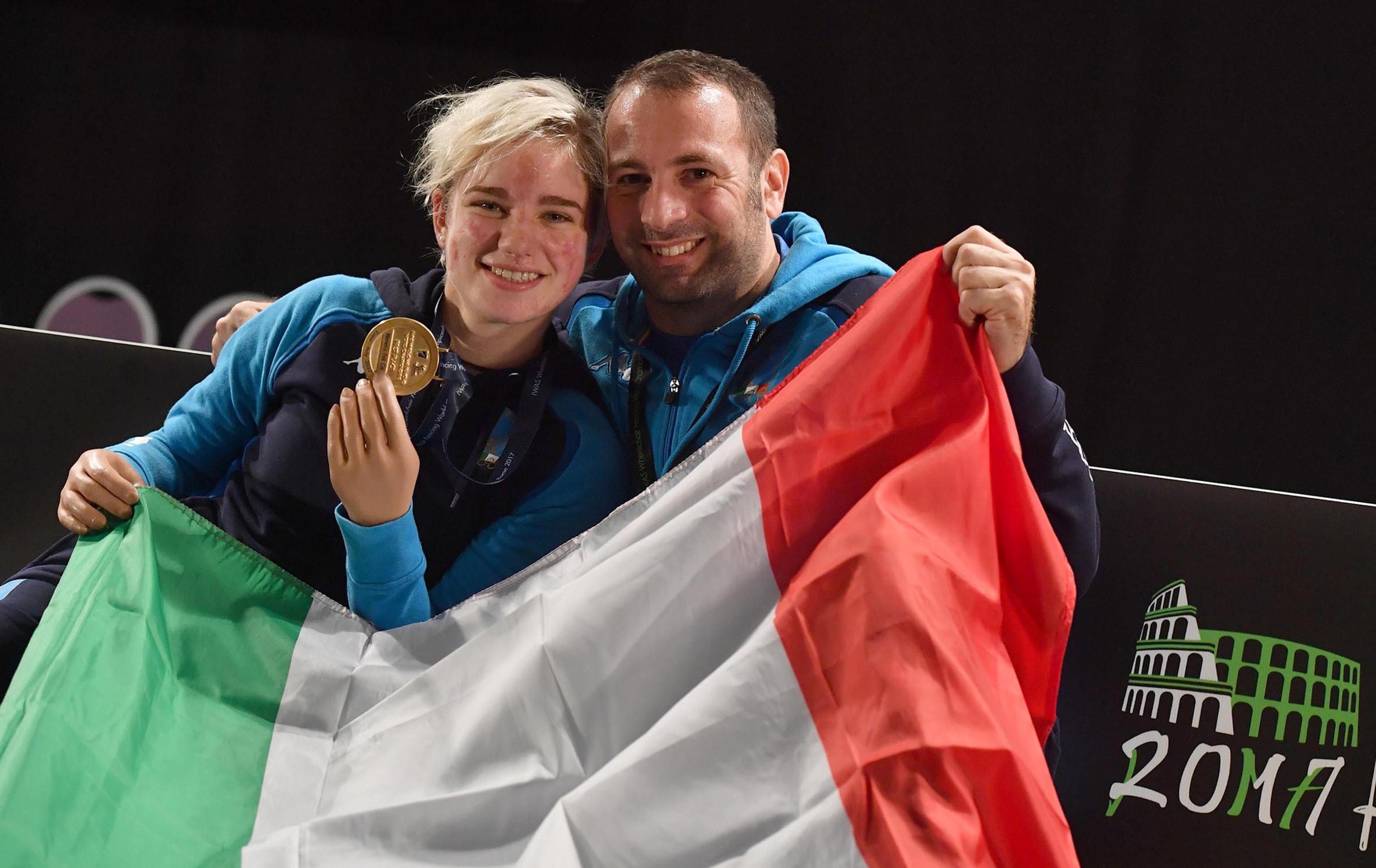 Bebe Vio festeggia con il suo allenatore Simone Vanni la medaglia d'oro nel fioretto individuale
