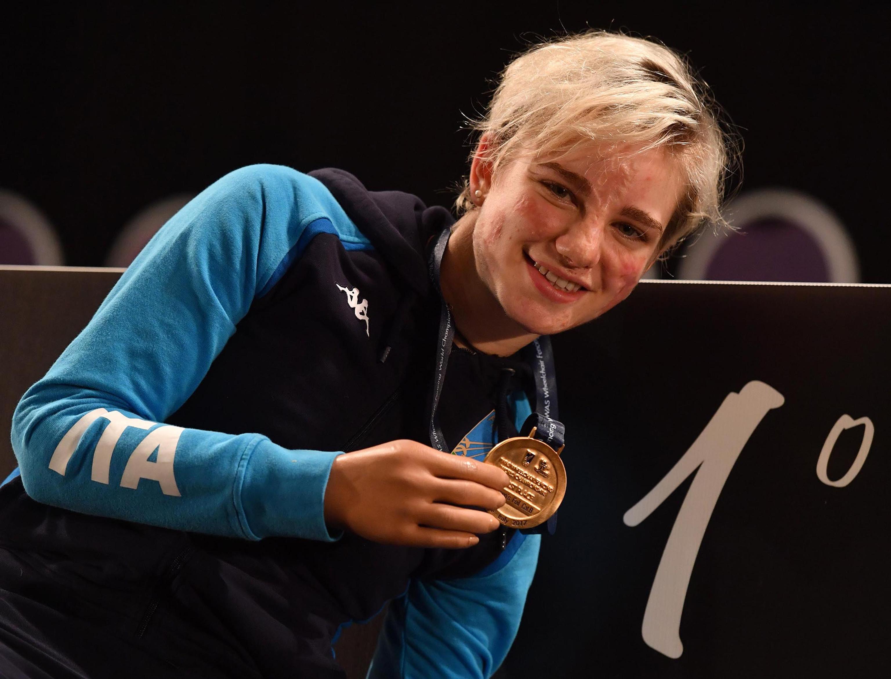 Bebe Vio festeggia la medaglia d'oro nel fioretto individuale, categoria B ai Mondiali paraolimpici di Fiumicino