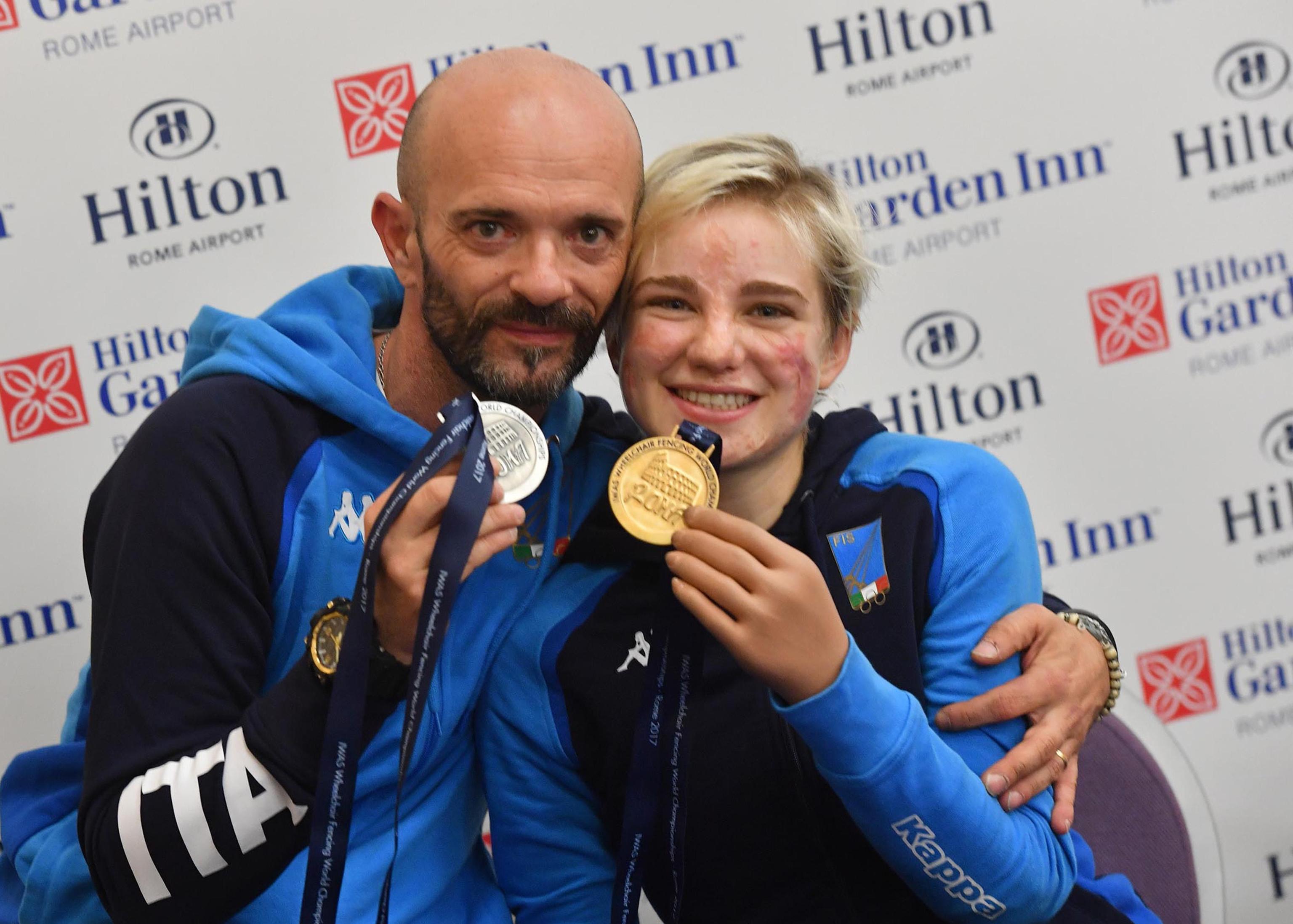 Bebe Vio mostra l'oro nel fioretto femminile individuale insieme ad Alessio Sarri, argento nella spada maschile individuale
