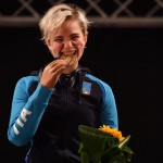 Bebe Vio festeggia la conquista della medaglia d'oro nel fioretto individuale, categoria B