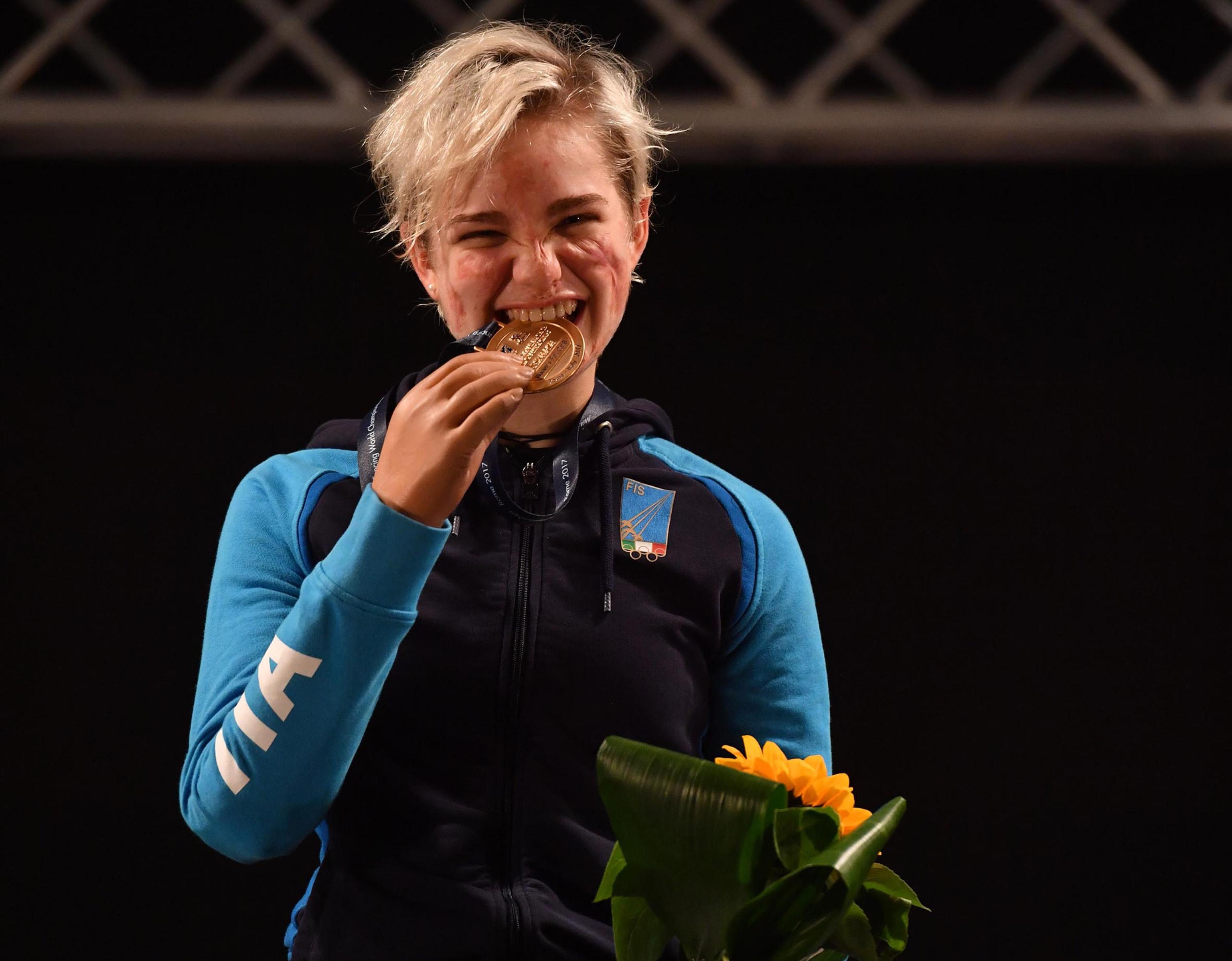Bebe Vio festeggia la conquista della medaglia d'oro nel fioretto individuale, categoria B