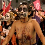 Sono state circa 250 le donne che hanno dipinto il loro volto come la Catarina e hanno sfilato per Città del Messico.