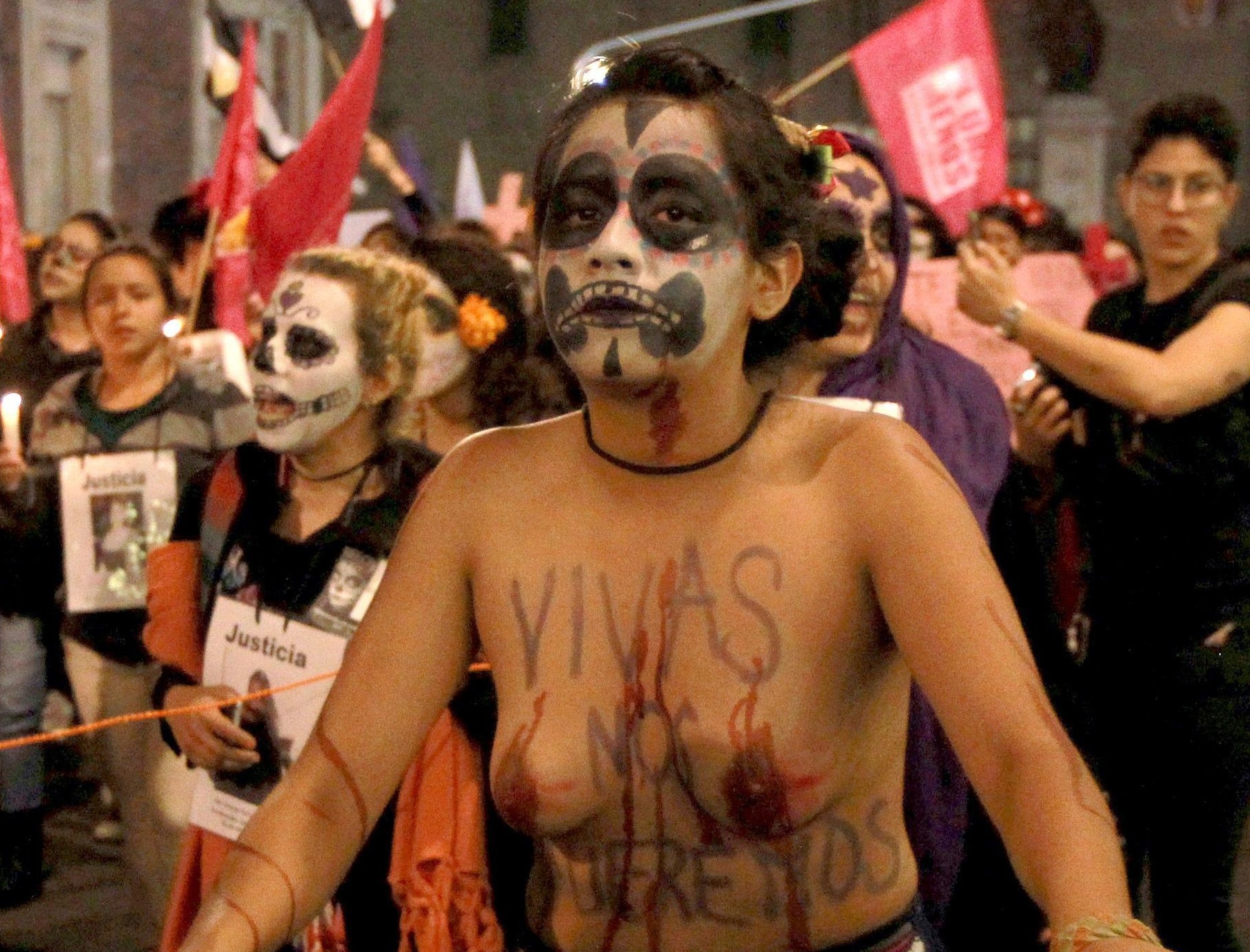 Sono state circa 250 le donne che hanno dipinto il loro volto come la Catarina e hanno sfilato per Città del Messico.