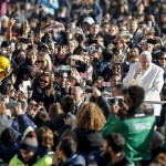 Bergoglio attraversa la piazza a bordo della Papamobile