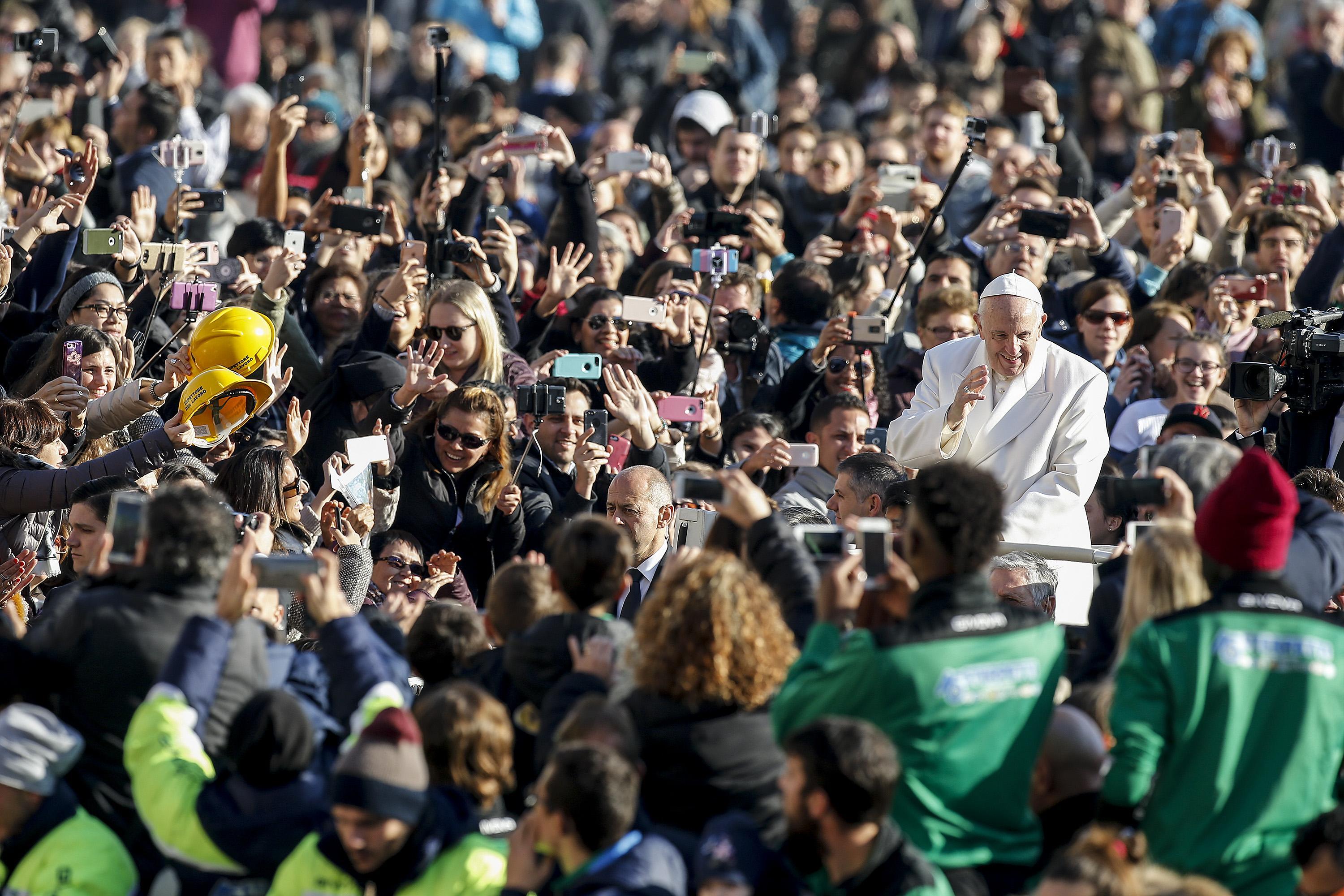 Bergoglio attraversa la piazza a bordo della Papamobile