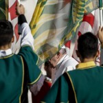 Tra i presenti in Piazza San Pietro, gli sbandieratori di Asti