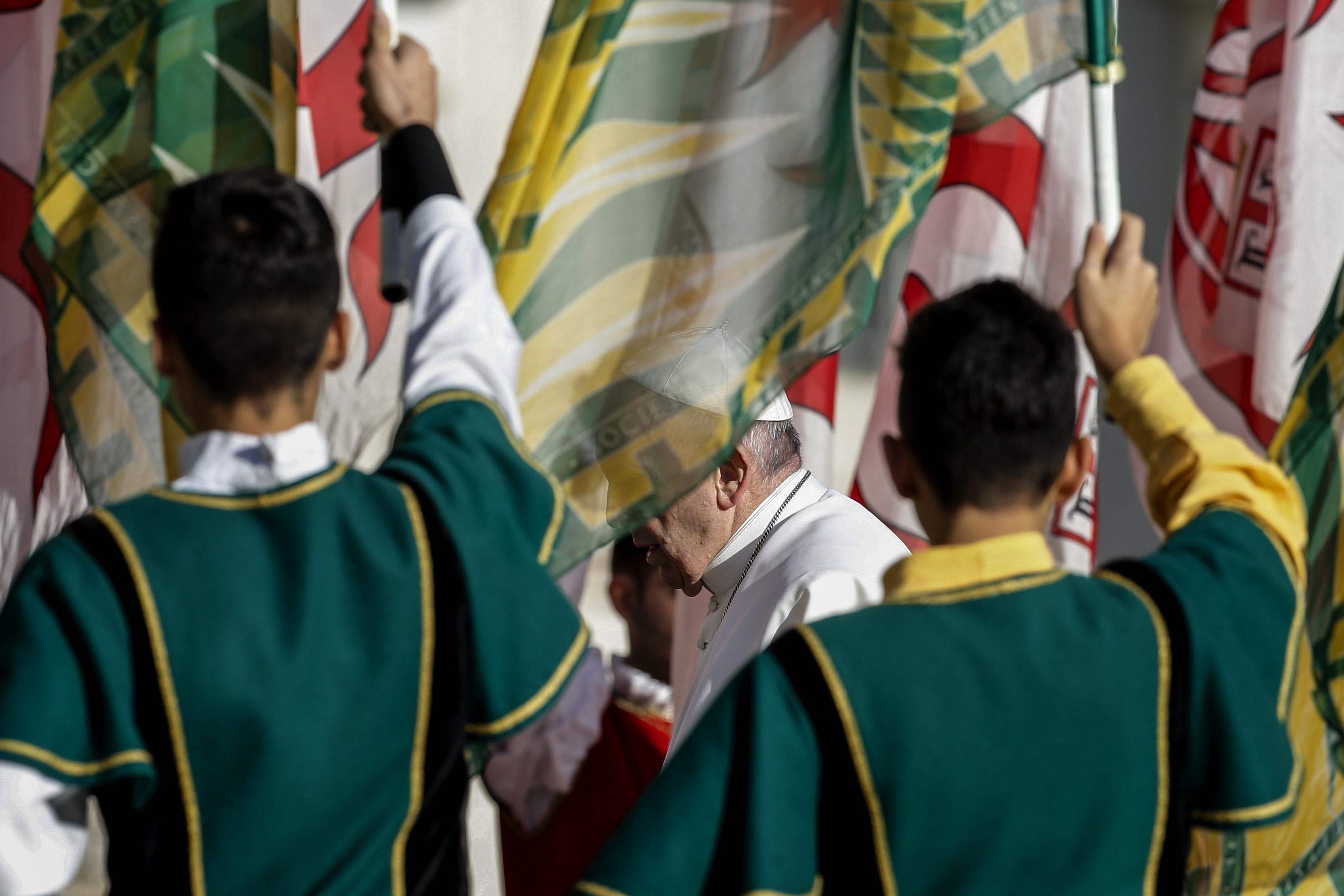 Tra i presenti in Piazza San Pietro, gli sbandieratori di Asti