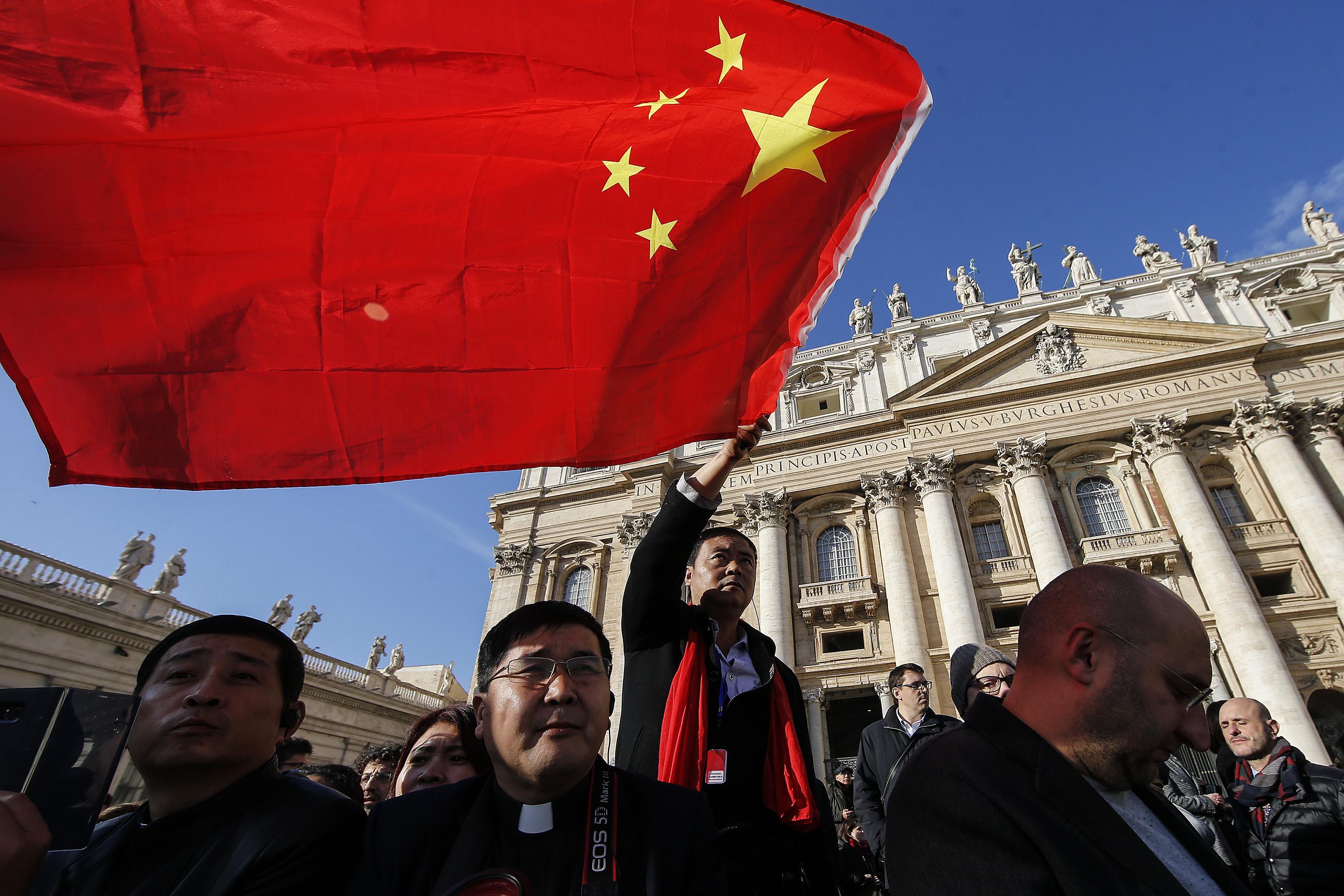 Fedeli provenienti dalla Cina seguono l'udienza generale