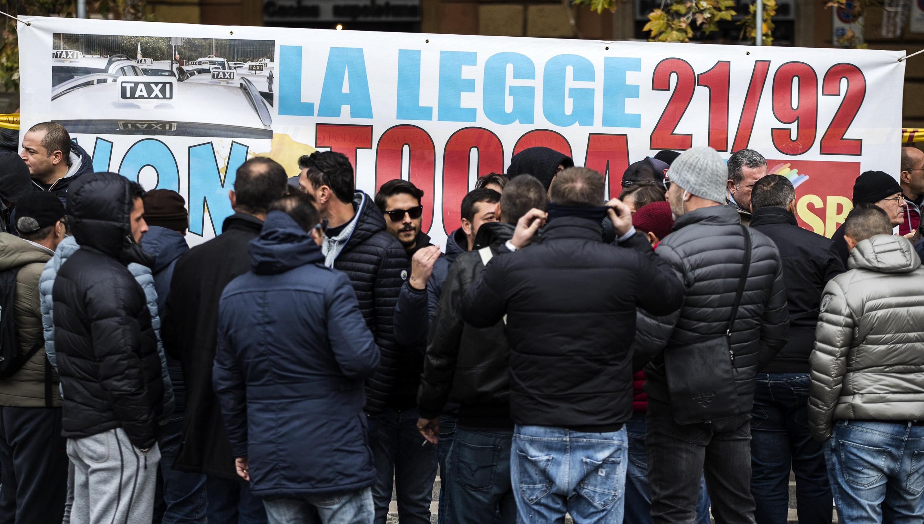 I tassisti protestano davanti al ministero dei Trasporti in piazza Porta Pia