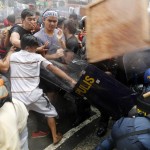 Corpo a corpo tra polizia e manifestanti