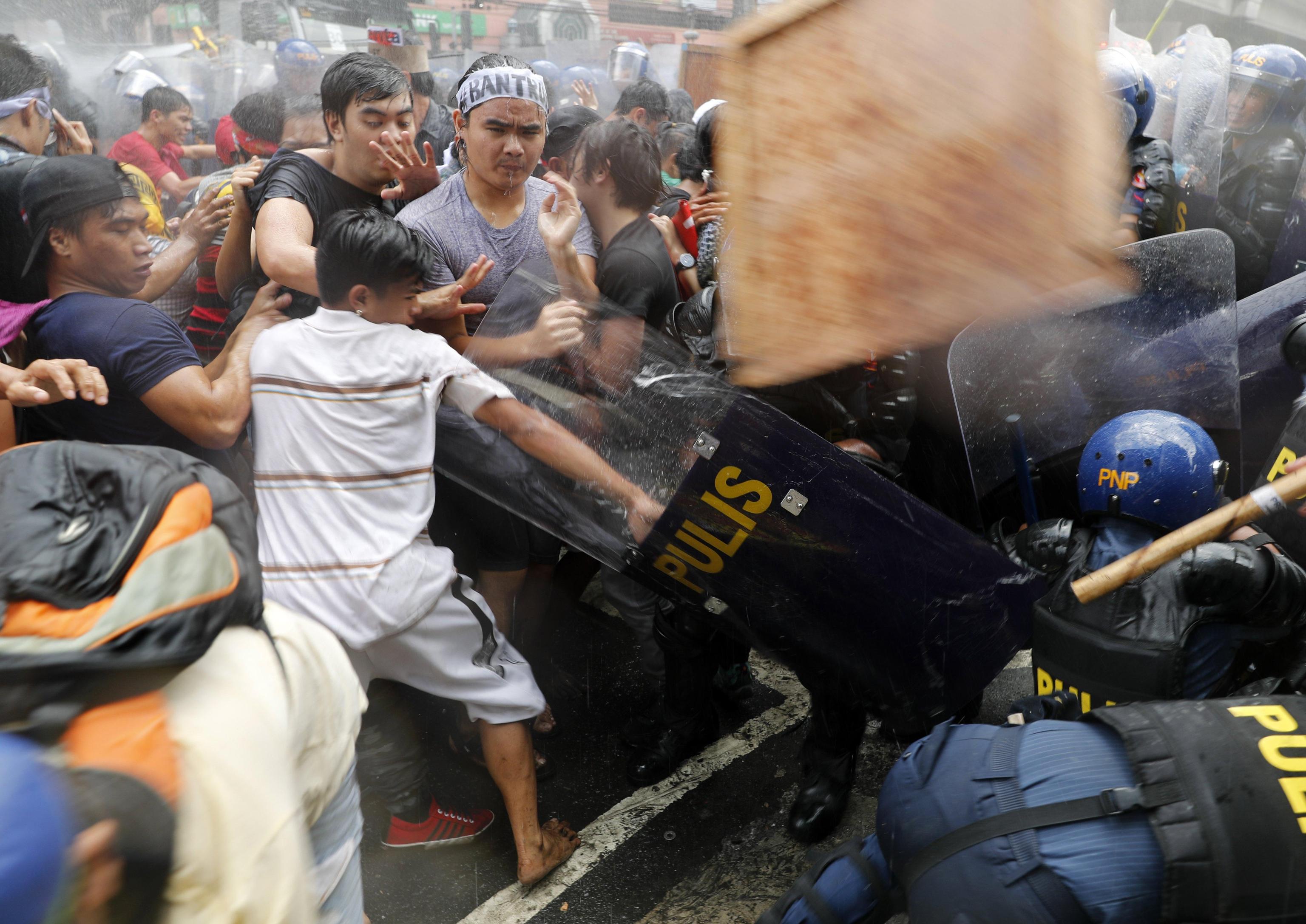 Corpo a corpo tra polizia e manifestanti