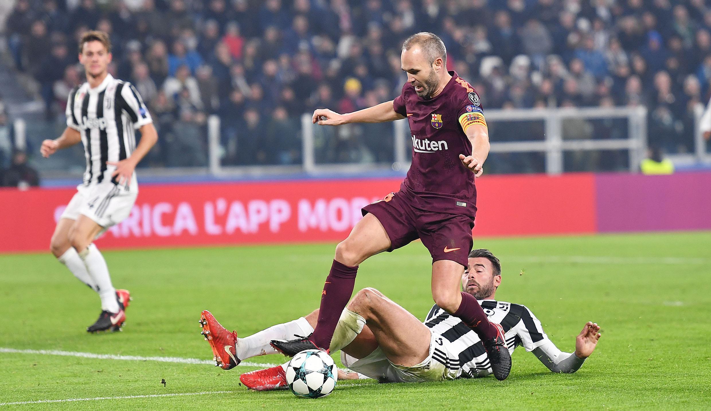 Barzagli contrasta Iniesta