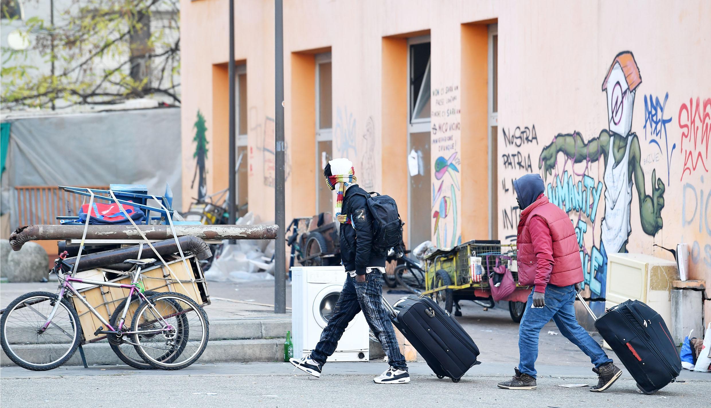 Alcuni migranti se ne vanno con le loro valigie