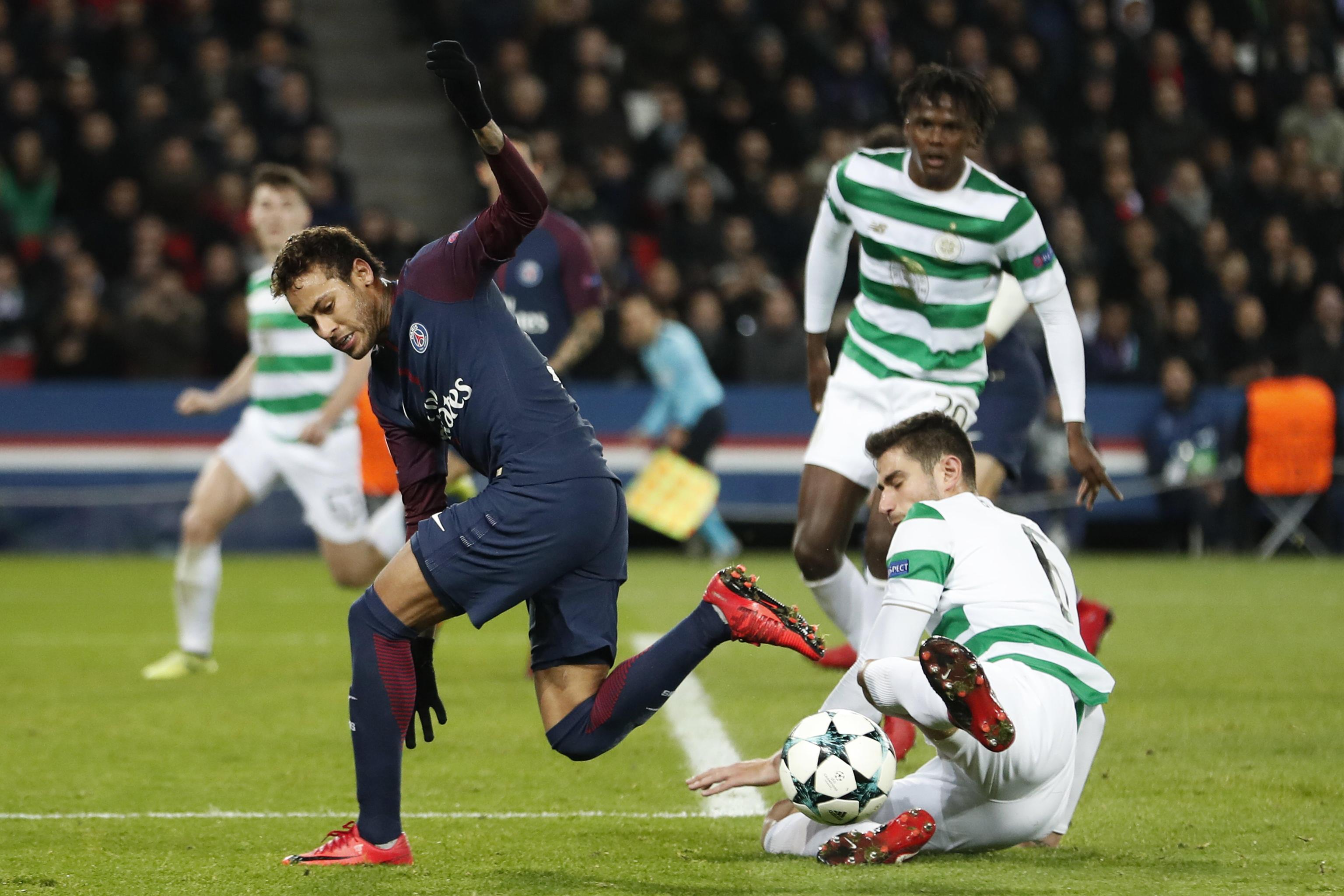 Neymar femato a centrocampo