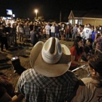 Amici e familiari si riuniscono per pregare Amici e familiari si riuniscono per pregare