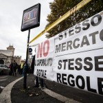 Uno striscione di protesta contro le misure del governo