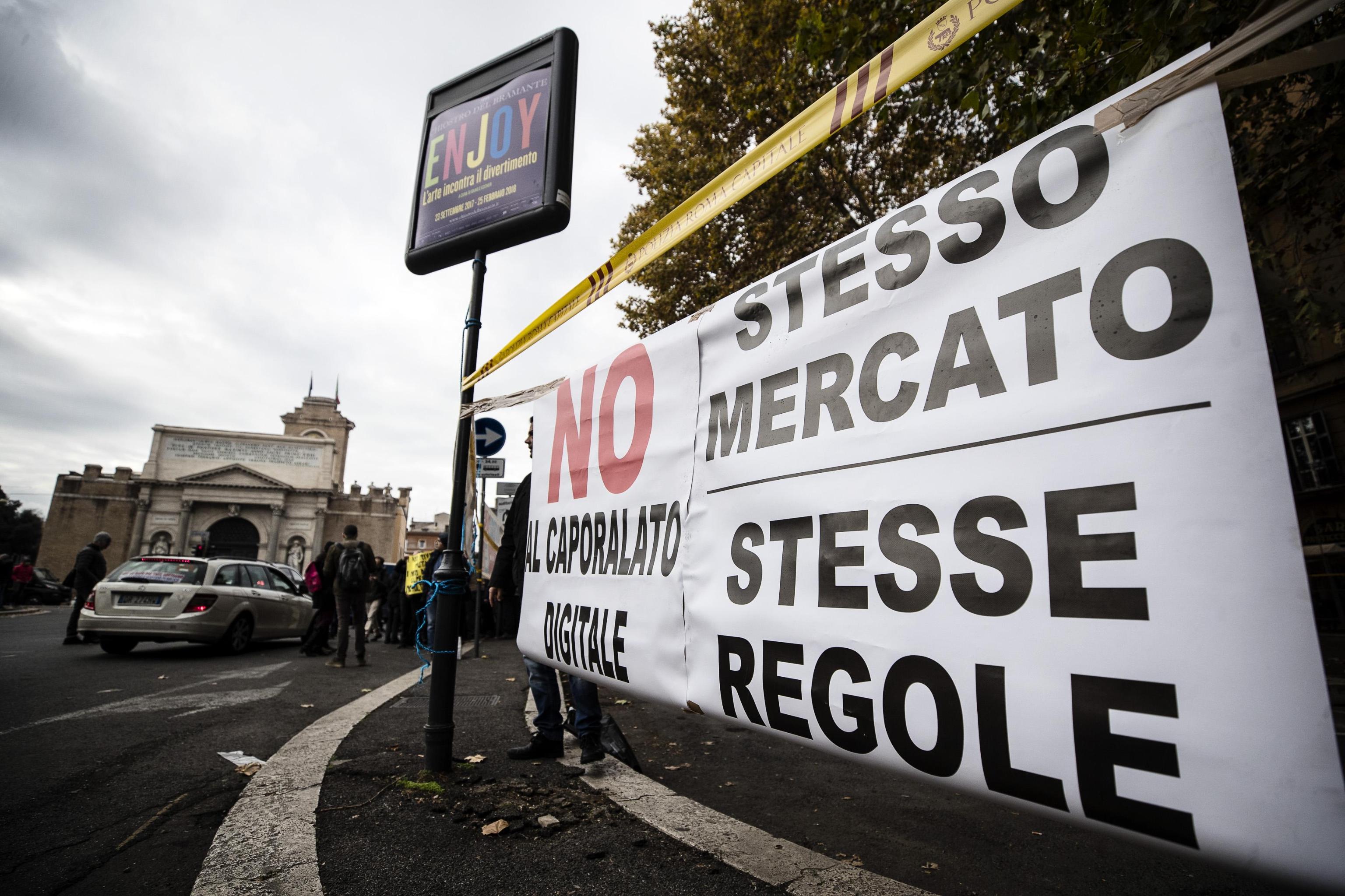 Uno striscione di protesta contro le misure del governo
