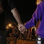 Amici e familiari si riuniscono a pregare Amici e familiari si riuniscono a pregare