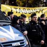 Le forze dell’ordine sorvegliano la manifestazione che prevede lo sciopero delle auto bianche fino a sera