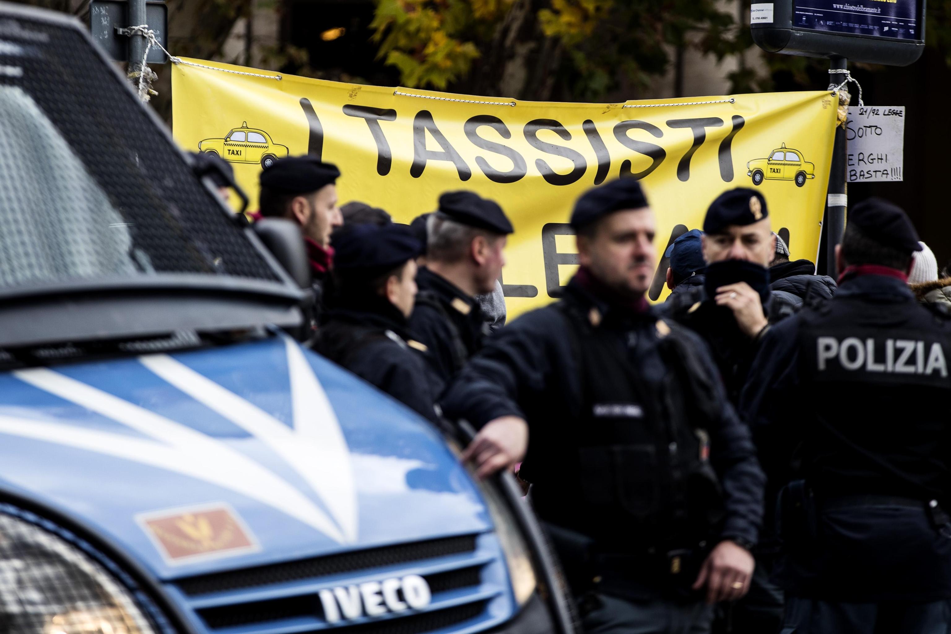 Le forze dell’ordine sorvegliano la manifestazione che prevede lo sciopero delle auto bianche fino a sera