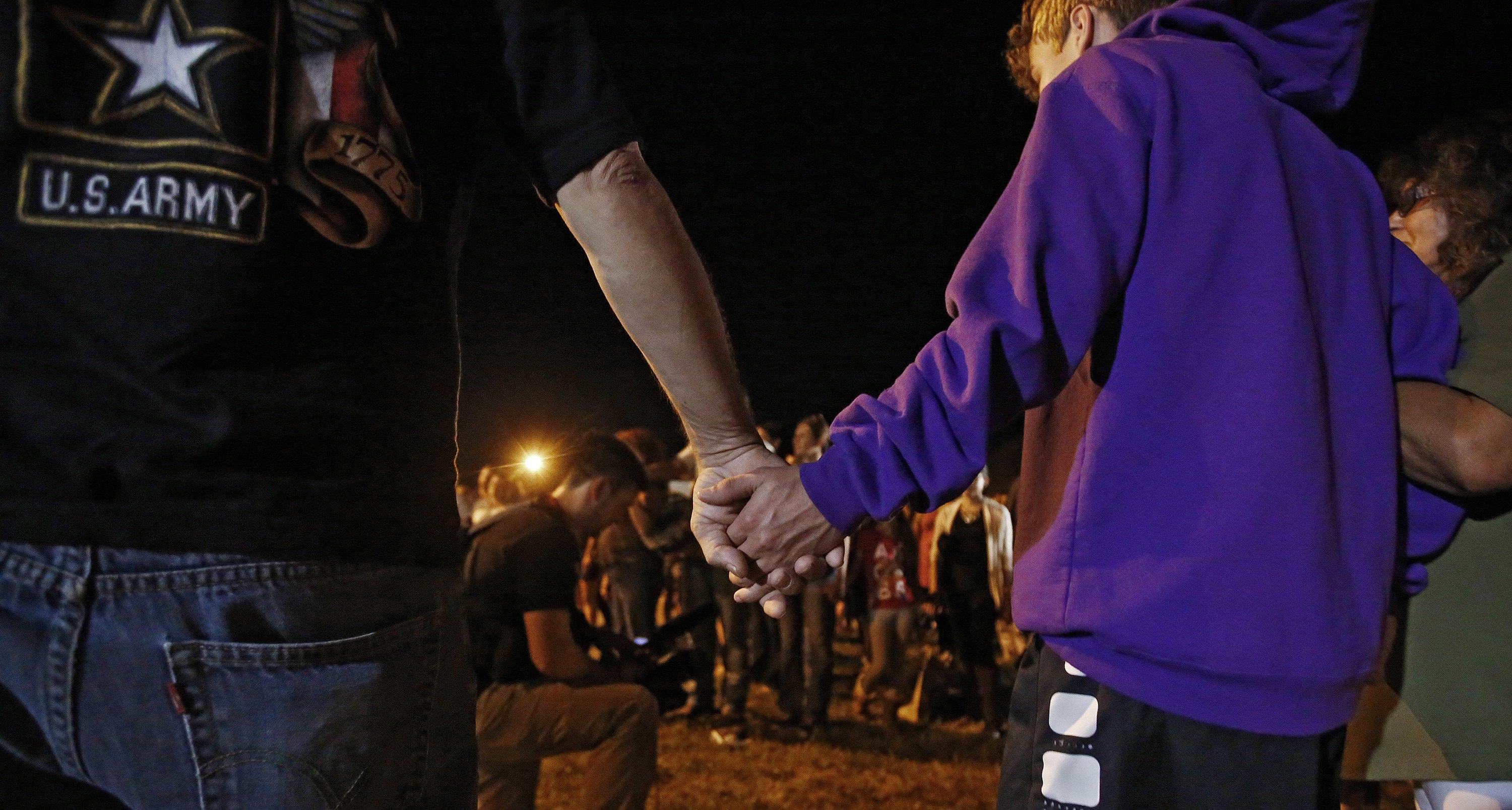 Amici e familiari si riuniscono a pregare Amici e familiari si riuniscono a pregare