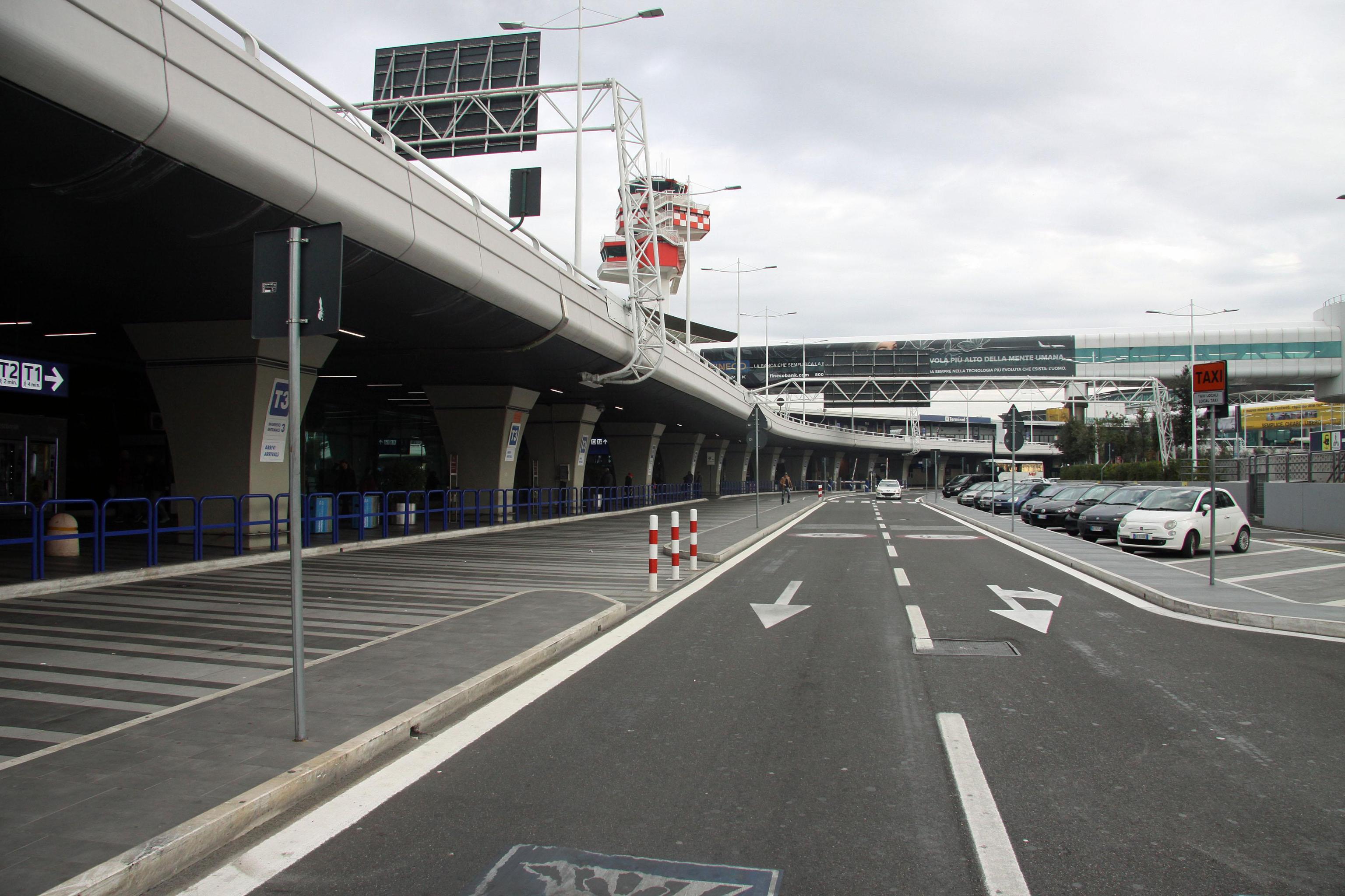 Vuoti i posteggi dei taxi all’aeroporto di Fiumicino (Roma): lo sciopero è stato indetto da tutte le sigle sindacali di categoria