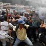 La folla ha usato bastoni negli scontri con la polizia