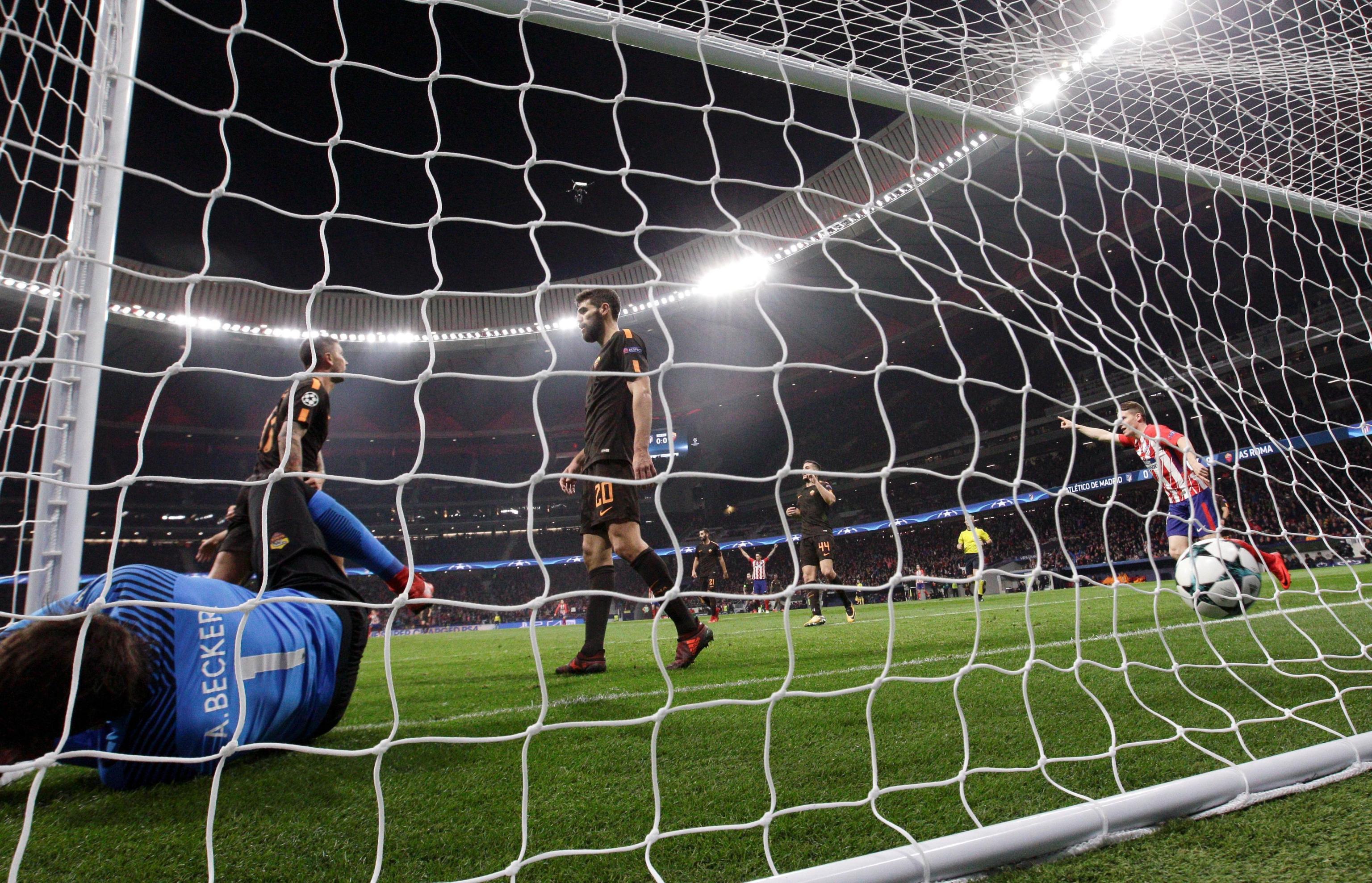 Alisson battuto dal tiro dall'acrobazia di Griezmann