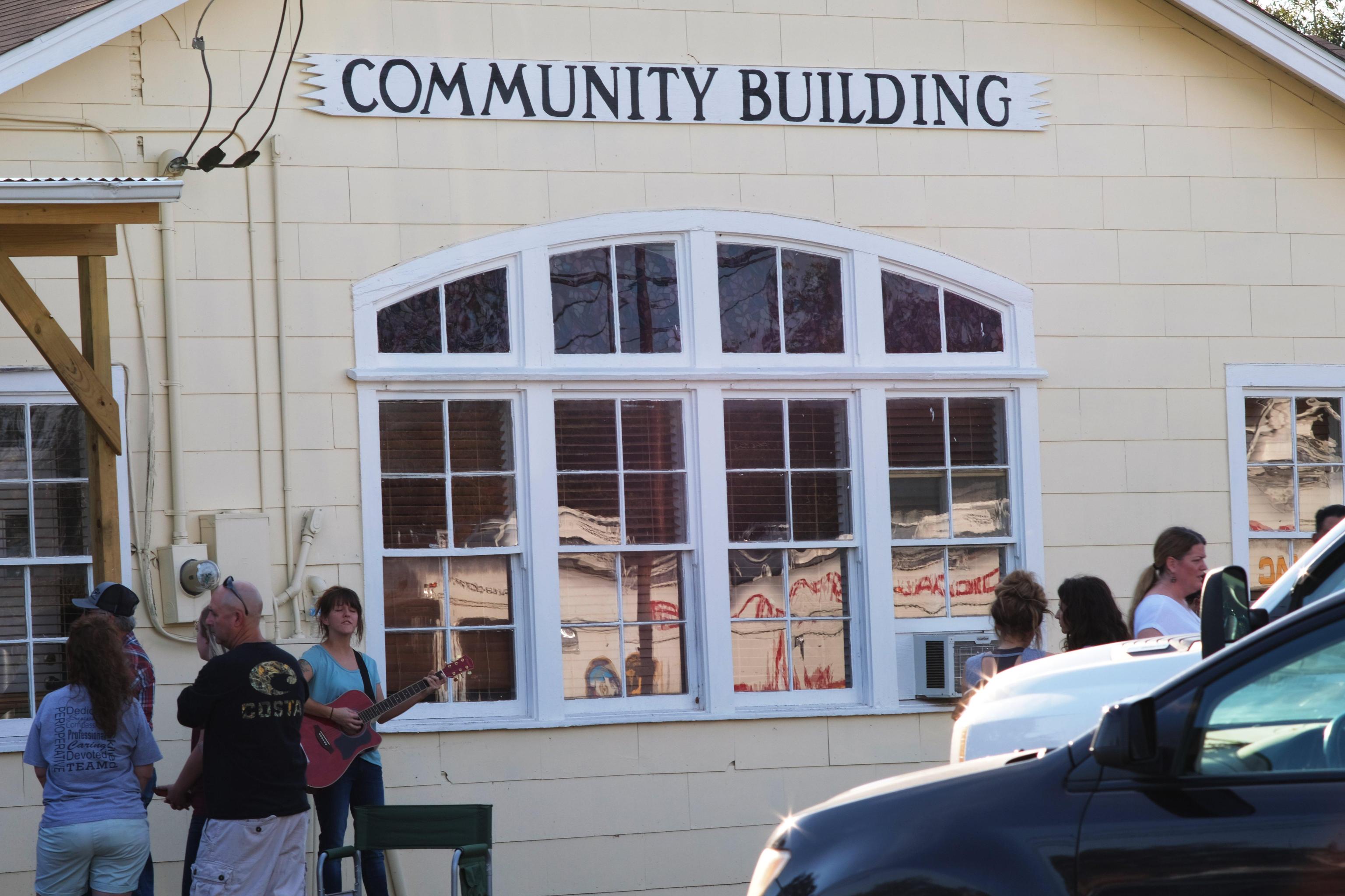 La gente si raccoglie nella sede della comunità di Sutherland Springs La gente si raccoglie nella sede della comunità di Sutherland Springs