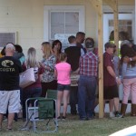 La gente si raccoglie nella sede della comunità di Sutherland Springs La gente si raccoglie nella sede della comunità di Sutherland Springs