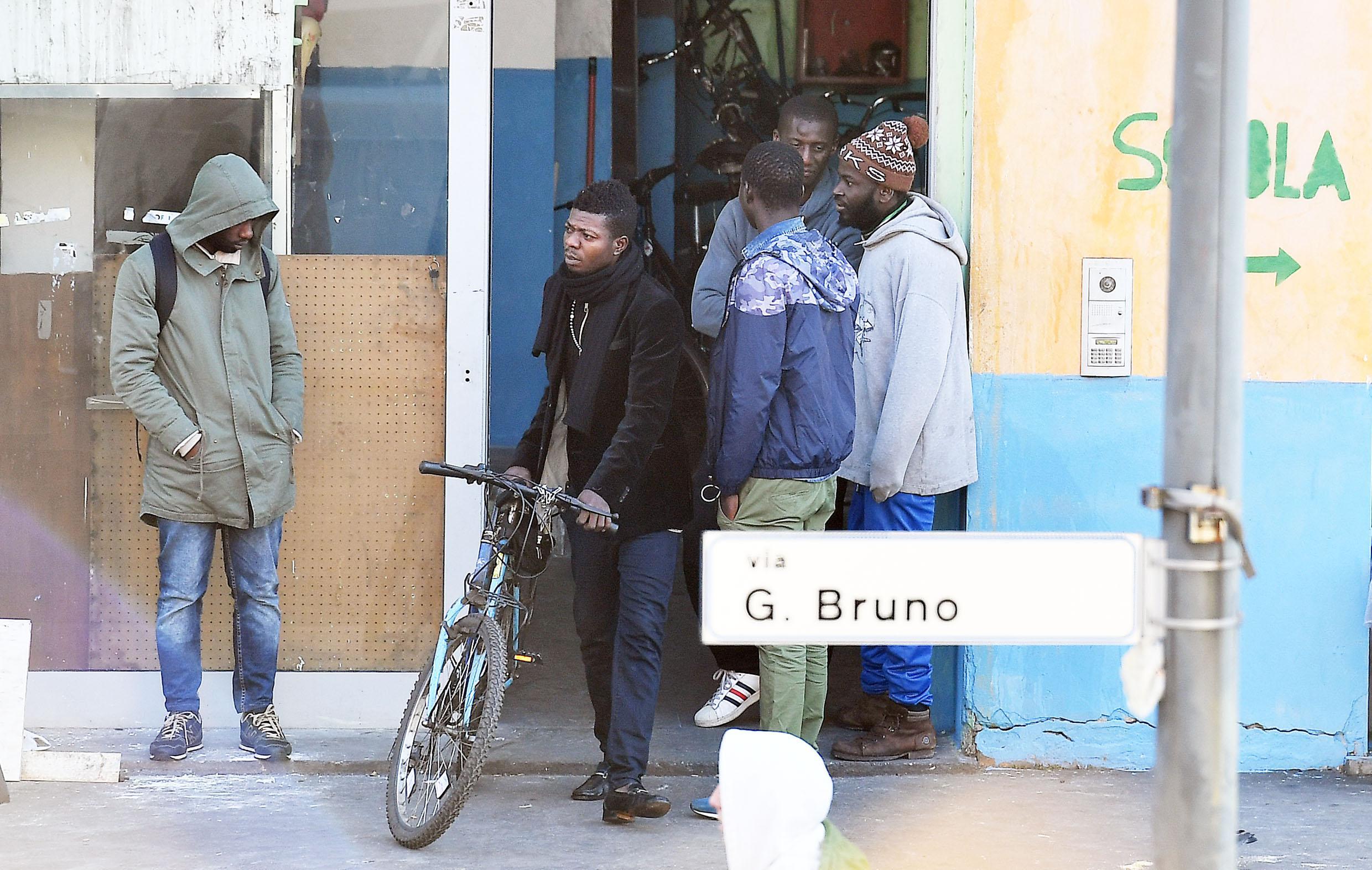 Un migrante e la sua bicicletta