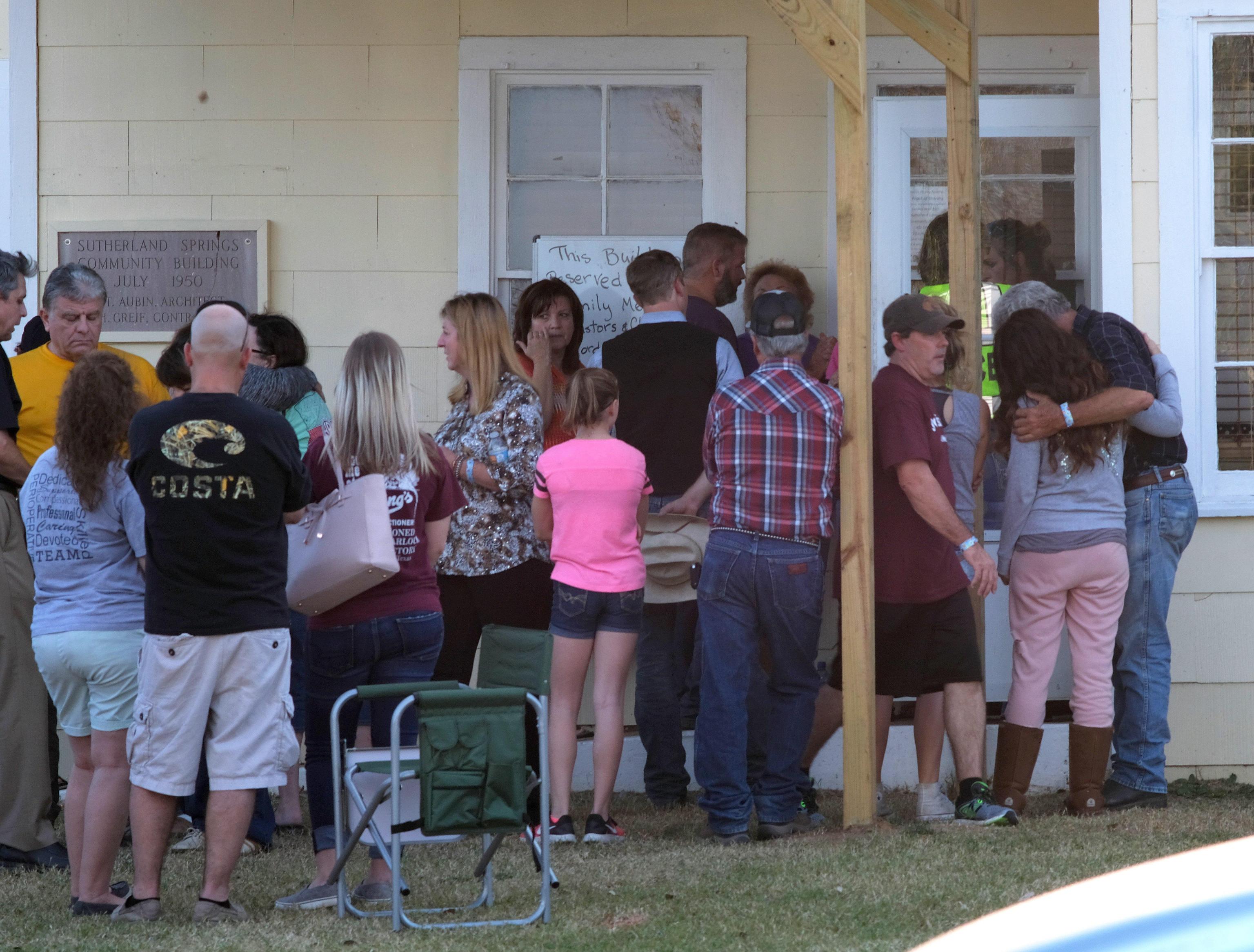 La gente si raccoglie nella sede della comunità di Sutherland Springs La gente si raccoglie nella sede della comunità di Sutherland Springs