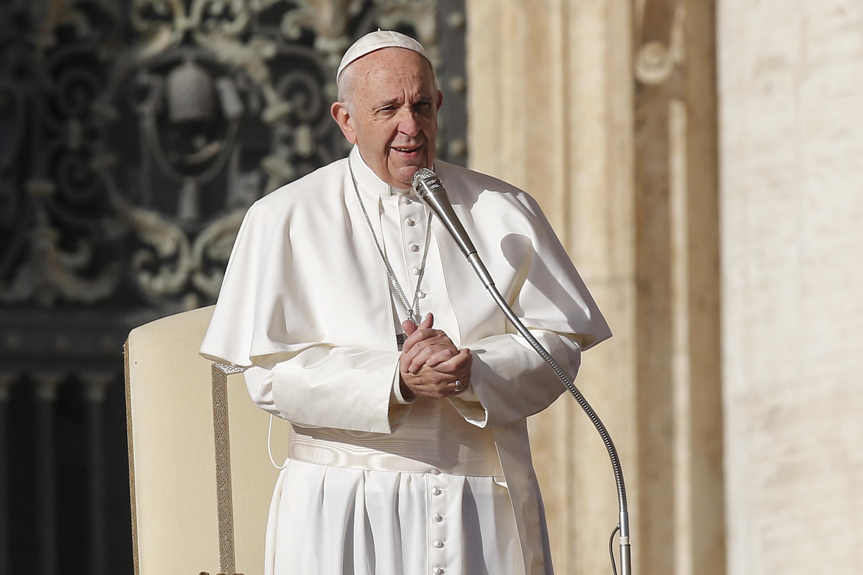 Papa Francesco in Piazza San Pietro per l'udienza generale del mercoledì