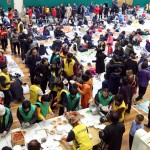 In fila per il cibo nel palazzetto In fila per il cibo nel palazzetto