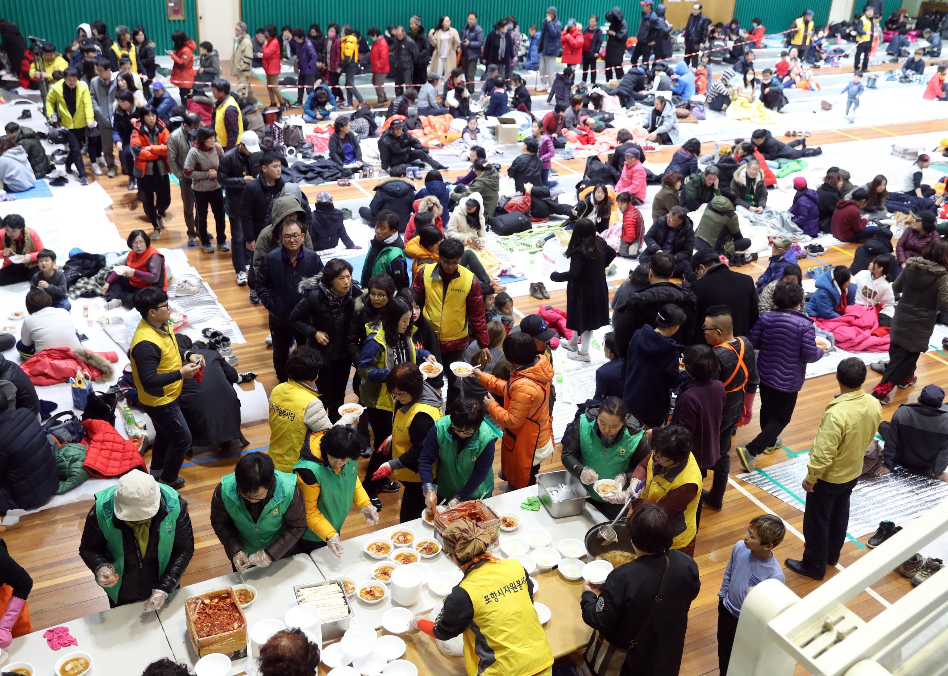 In fila per il cibo nel palazzetto In fila per il cibo nel palazzetto