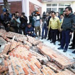 Il Primo ministro sudcoreano durante un'ispezione in una scuola colpita dal sisma