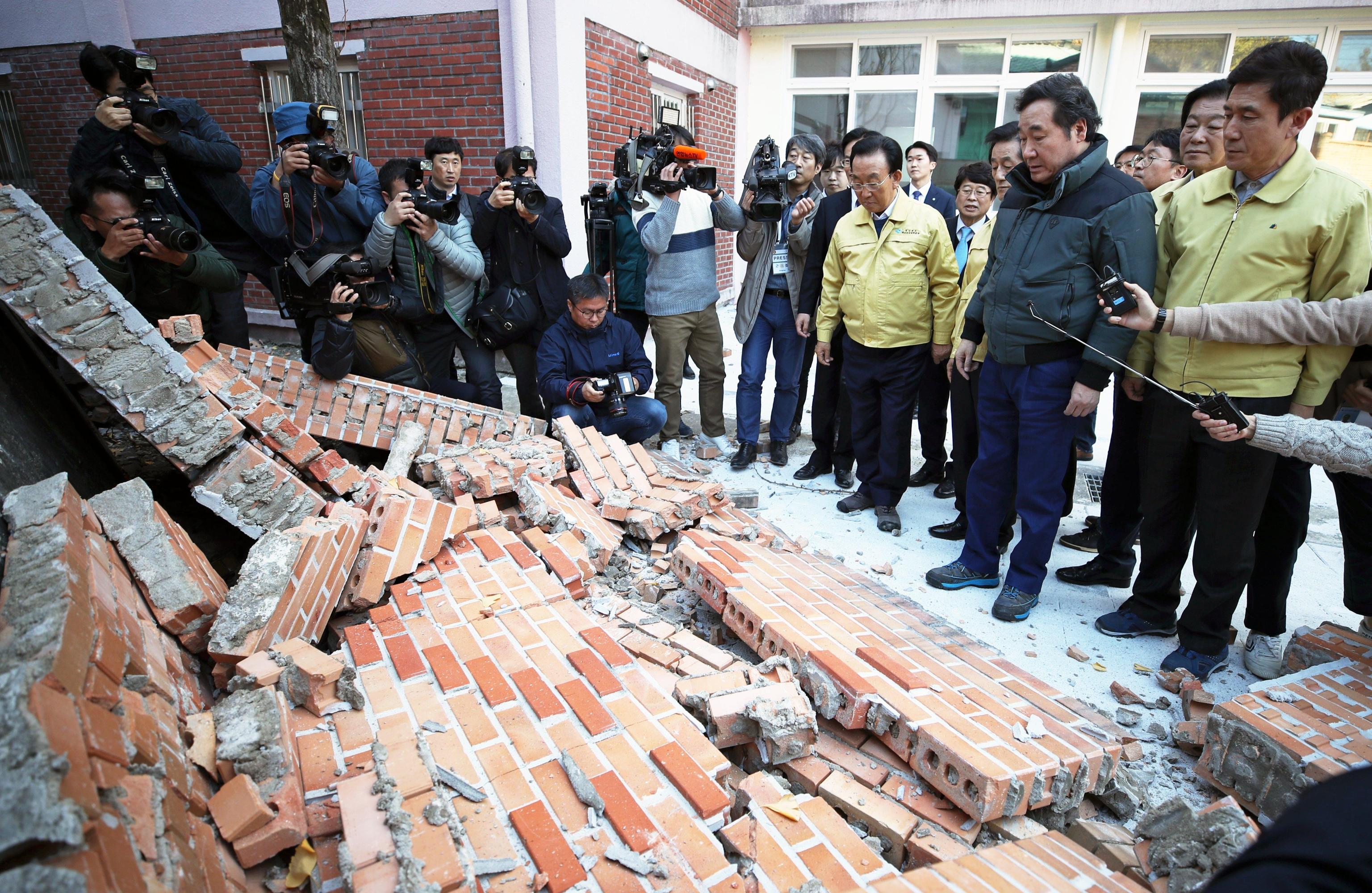 Il Primo ministro sudcoreano durante un'ispezione in una scuola colpita dal sisma