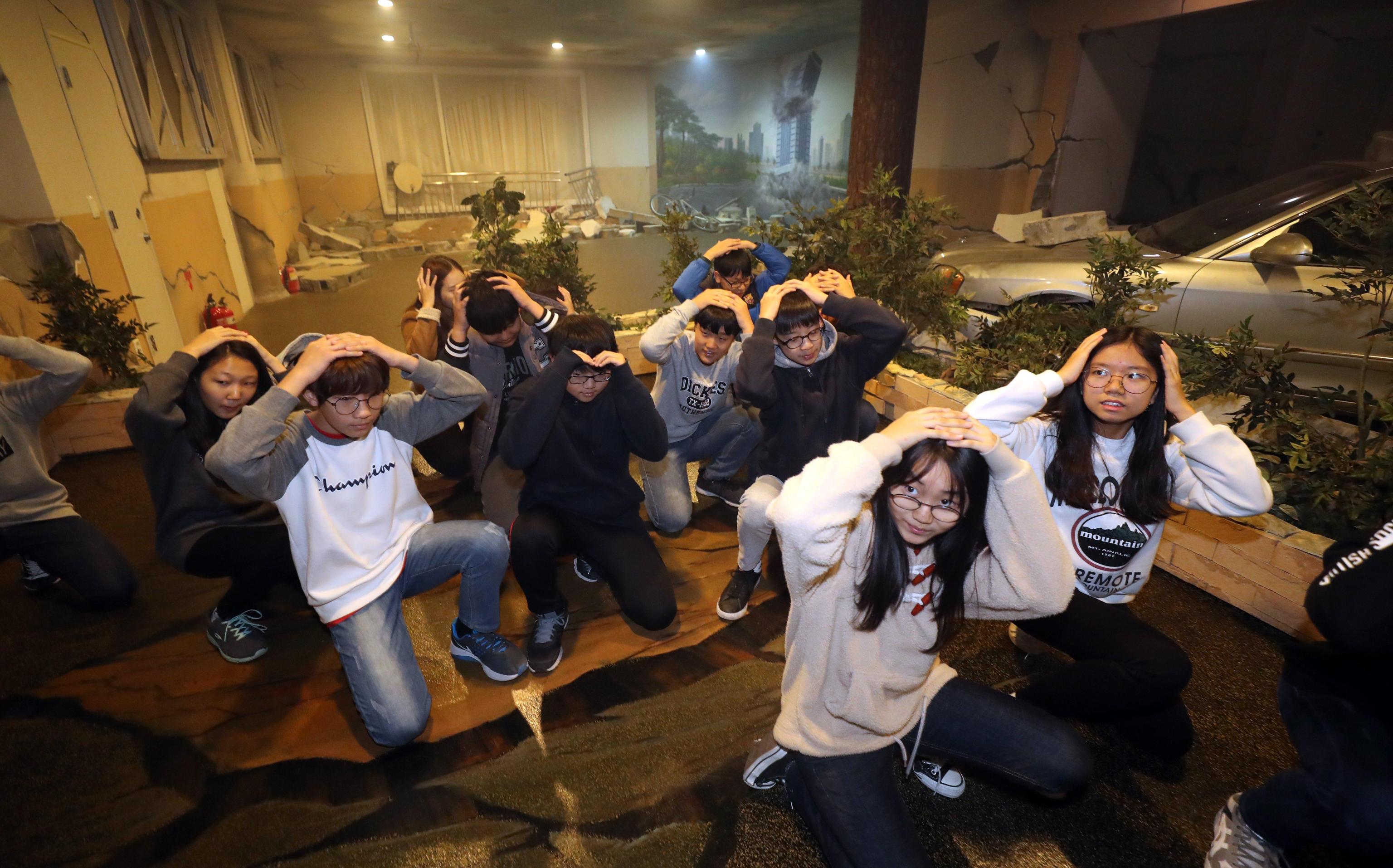 Un'esercitazione anti-sismica in una scuola, dopo la scossa di ieri Un'esercitazione anti-sismica in una scuola, dopo la scossa di ieri