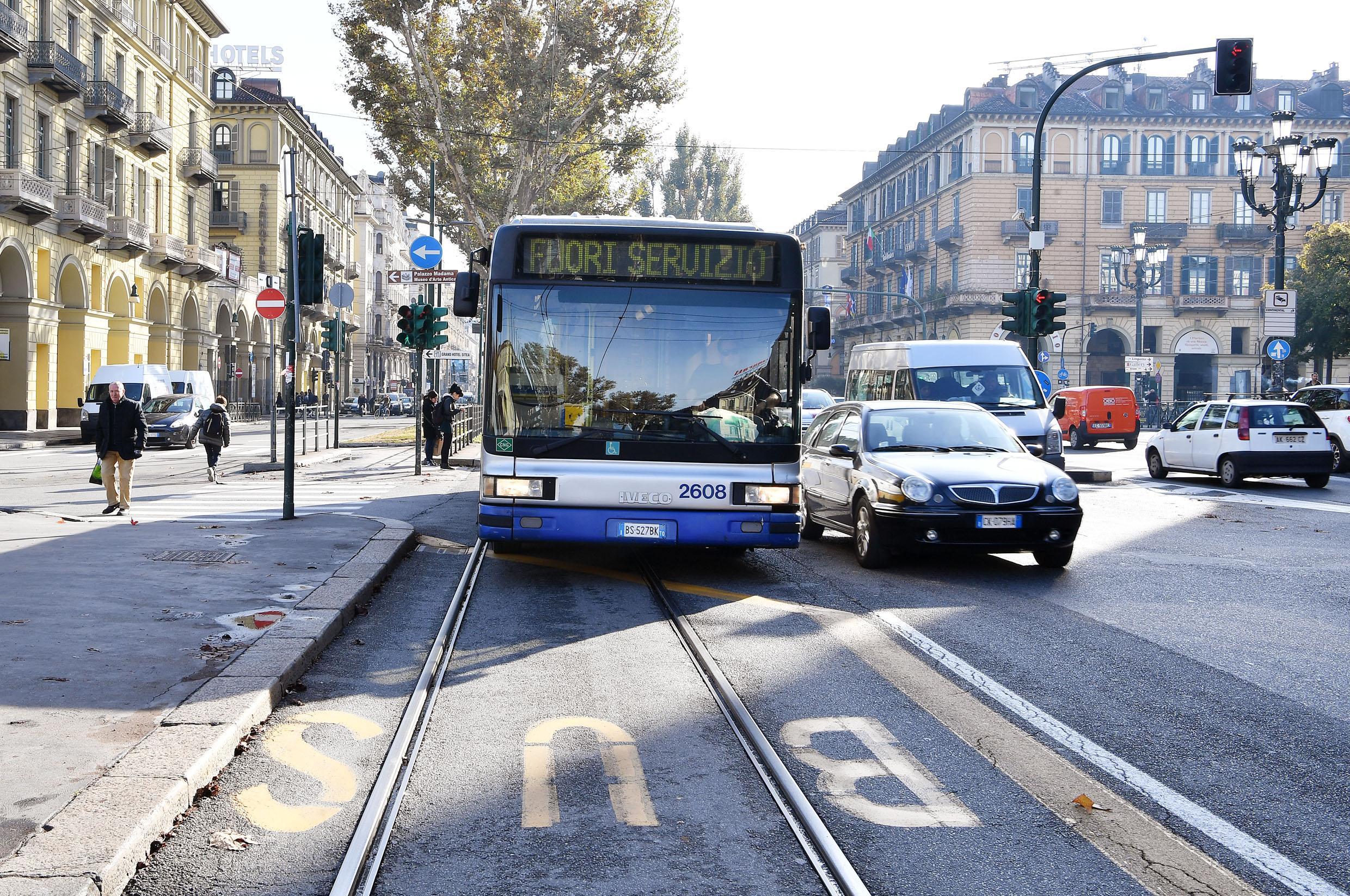 Il servizio dei mezzi pubblici a Torino è garantito dalle ore 6 alle ore 9 e dalle ore 12 alle ore 15