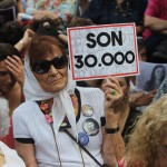 Alcune persone attendono la condanna ai quarantotto accusati di torture, sparizioni e uccisioni Alcune persone attendono la condanna ai quarantotto accusati di torture, sparizioni e uccisioni